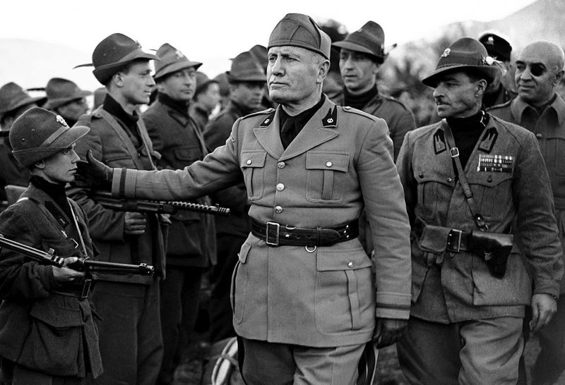 Муссолини в 5-й альпийской мобильной черной бригаде. Брешия, 1945 г.