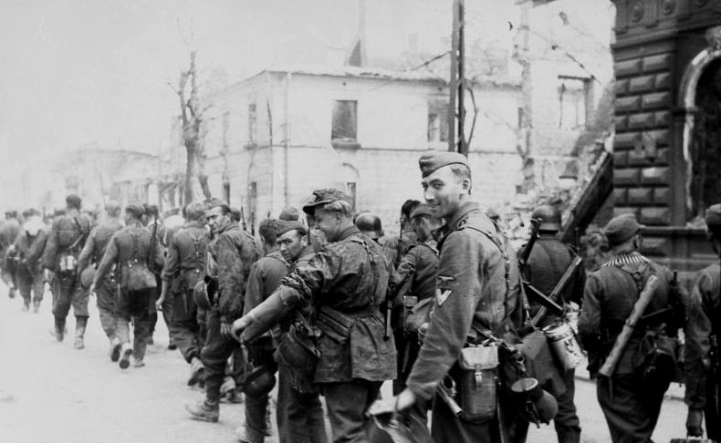 Солдаты Ваффен-СС во время Варшавского восстания. 1944 г.