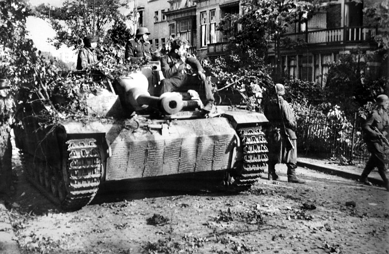 Солдаты 9-й танковой дивизии СС «Гогенштауфен» в Арнеме. 1944 г. 