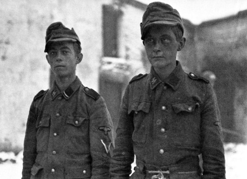 Солдаты 12-й танковой дивизии СС «Гитлерюгенд», взятые в плен. 1944 г.