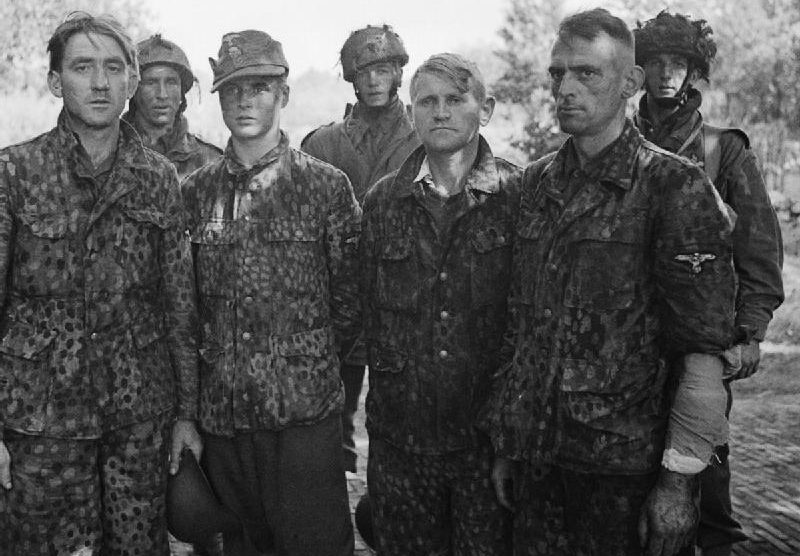 Пленные солдаты войск СС в камуфляже. 1944 г.