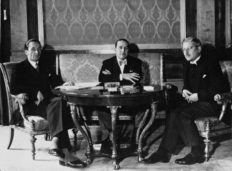 Министр иностранных дел Австрии Гвидо Шмидт, министр иностранных дел Италии Галеаццо Чиано, канцлер Австрии Курт Шушниг на открытии австро-итальянской конференции в 1936 году.