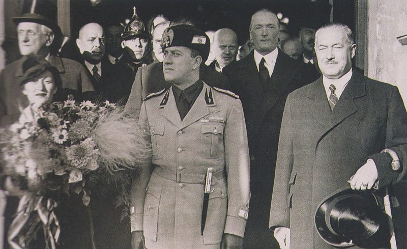 Премьер-министр Кальман Дараньи и министр иностранных дел Кальман Канья приветствуют министра иностранных дел Италии Галеаццо Чиано и его жену Эдду Муссолини. 1936 г.