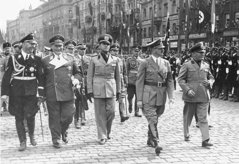Генрих Гиммлер, Герман Геринг, Галеаццо Чиано, Адольф Гитлер и Бенито Муссолини. 1937 г. 