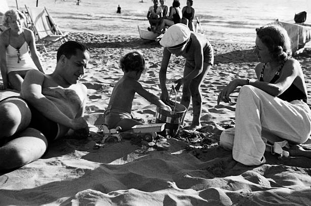 Чиано с женой Эддой и детьми Раймондой (слева) и Фабрицио на пляже Ости. 1938 г.