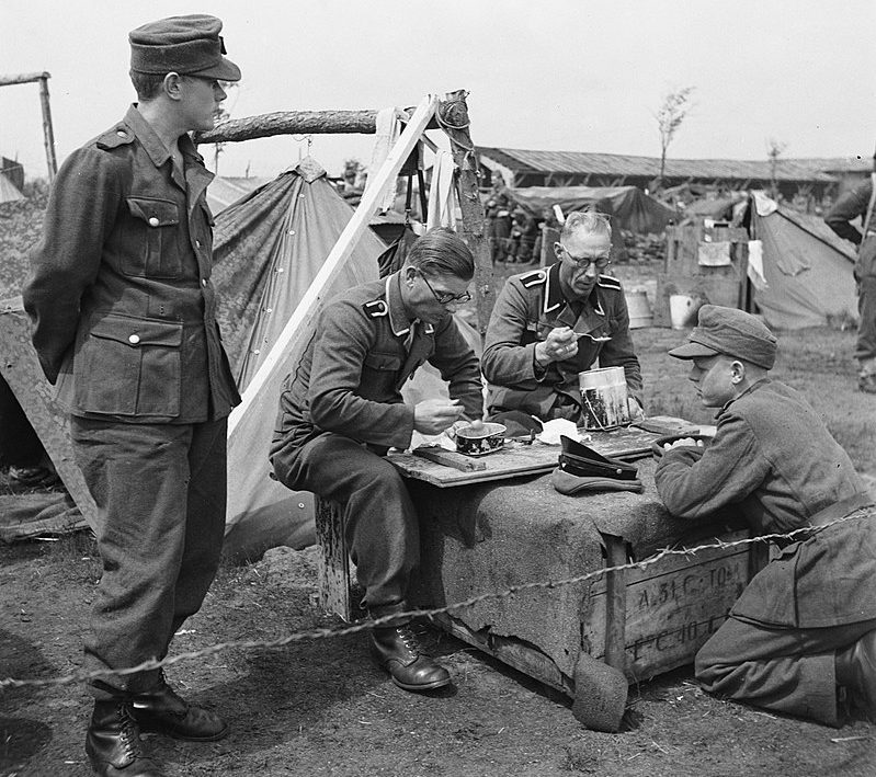 Лагерь интернированных голландских эсэсовцев. Харскамп, Нидерланды, 1945 г.