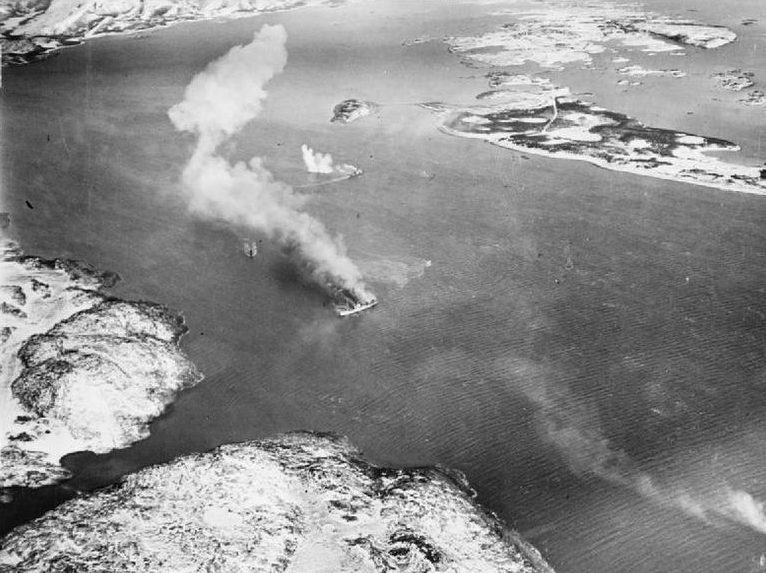 Транспорт «Ригель» (на переднем плане) горит после бомбардировки Королевскими ВВС.