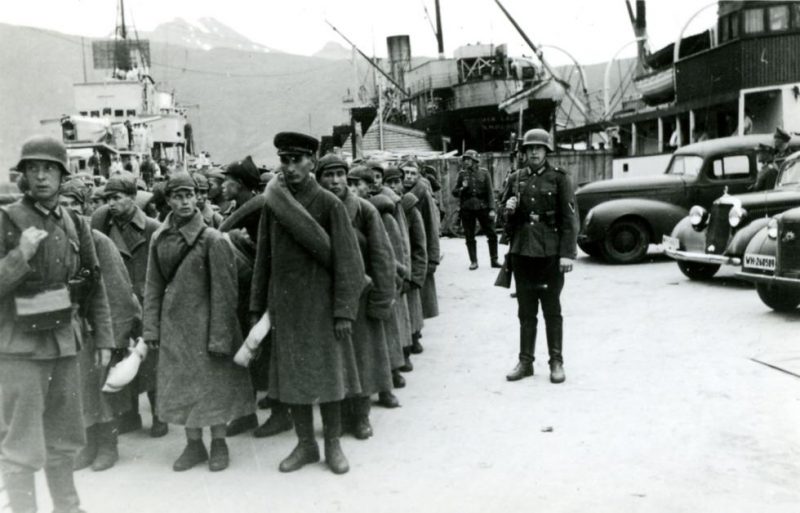 Советские военнопленные на пароходной пристани в Нарвике. 1943 год.