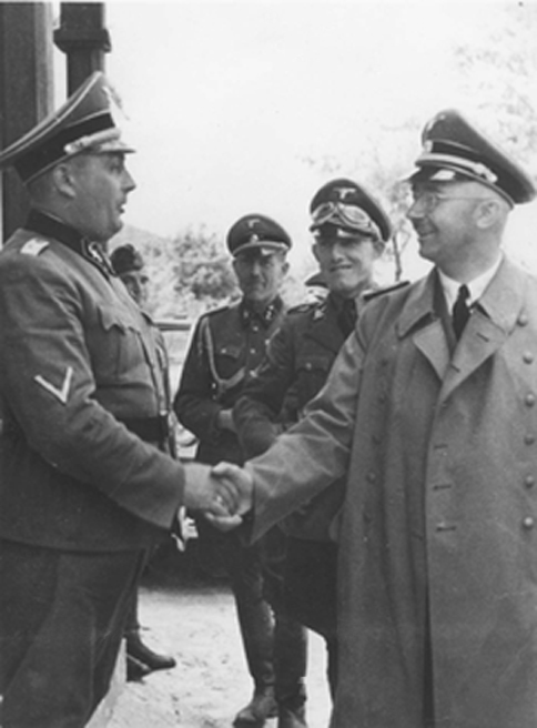 Фриц Кацманн, виновный в смерти 65 тысяч евреев и Генрих Гиммлер на стройплощадке DG-IV. 