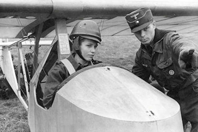 Инструктор и курсант Motor-Hitlerjugend в самолете NSKK в 30-е годы.