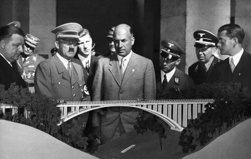 Гитлер с Тодтом (в центре) и Шпеером (крайний справа) смотрят на модель виадука на автомагистрали. 1937 г.