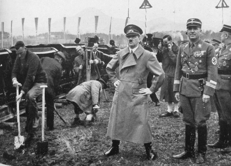 Адольф Гитлер позирует с Фрицем Тодтом на строительной площадке автобана.