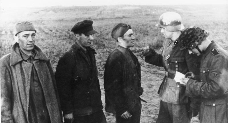 Норвежский унтер-офицер допрашивает советских военнопленных. 11 августа 1942 года.