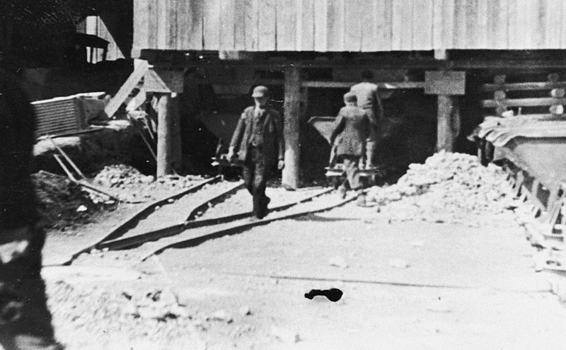 Заключенные-евреи трудового лагеря Ступки на принудительных работах в каменоломне. Район Тернополя.