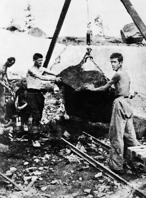 Югославские военнопленные на строительстве дороги . 1942 г.