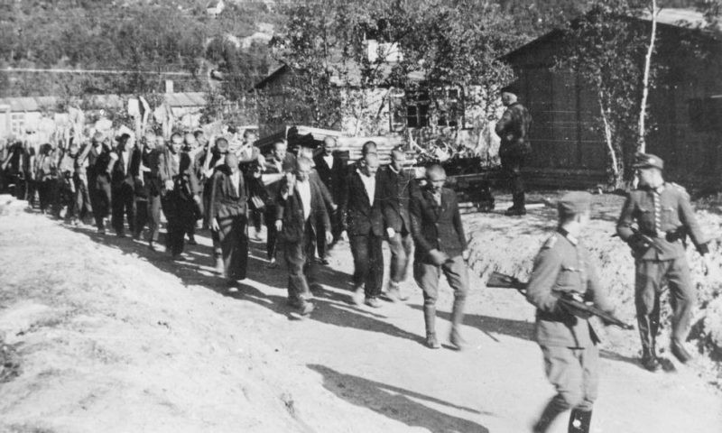 Конвой ведет колонну югославских военнопленных с работы. Бейсфьорд, осень 1942 г.