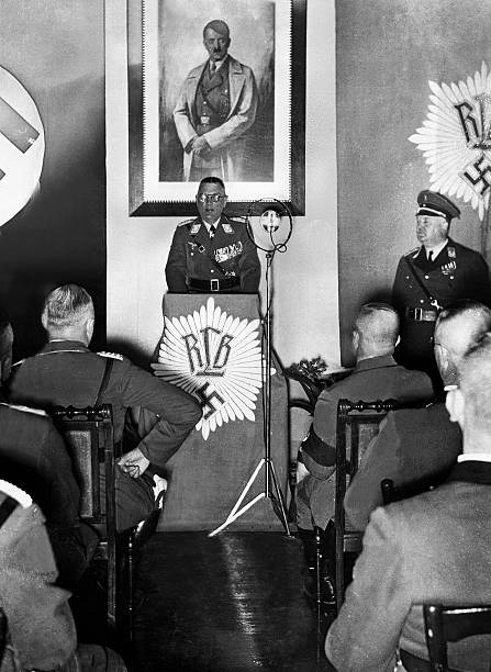 Генерал Франц фон Рокес во время выступления в школе RLB в Биркенверде. 1935 г. 