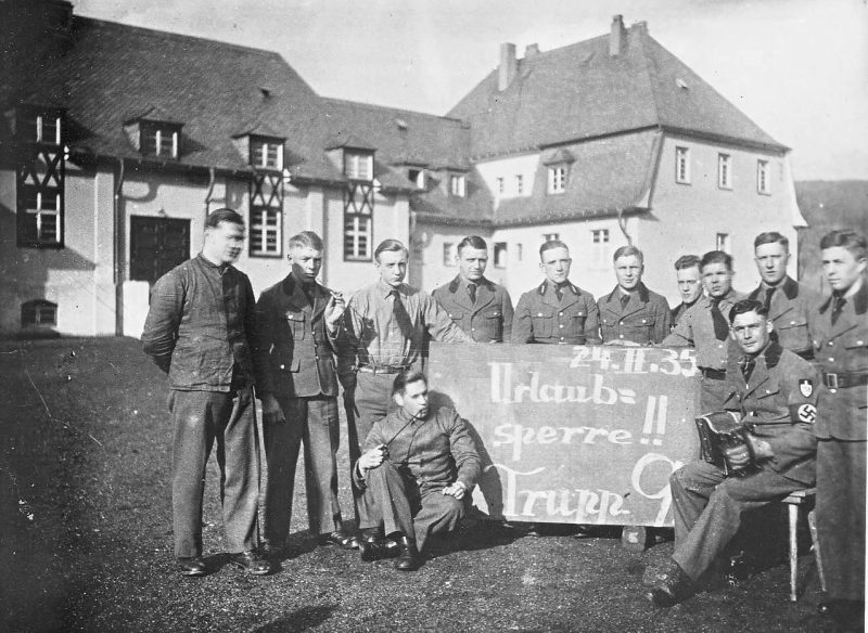 Бойцы RAD перед своими казармами в Вельмеде с табличкой о запрете на праздники. 1935 г.