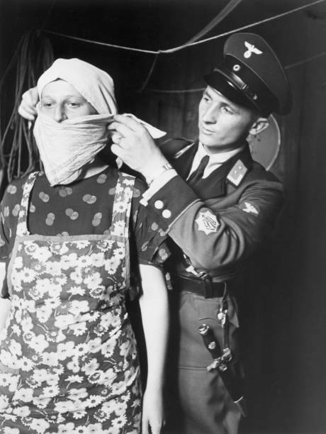 Член RLB обучает домохозяйку обходиться без противогаза. 1937 г. 