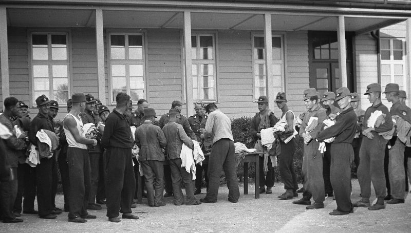 Смена униформы бойцов RAD в лагере «Герцог Фридрих» около 1935 г.