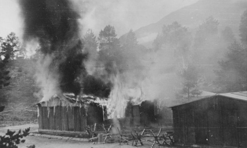 Группа заключенных отказалась выходить из больничного барака в лагере Бейсфьорда, поэтому здание подожгли. Тех, кто выпрыгивал из окон, расстреливали.