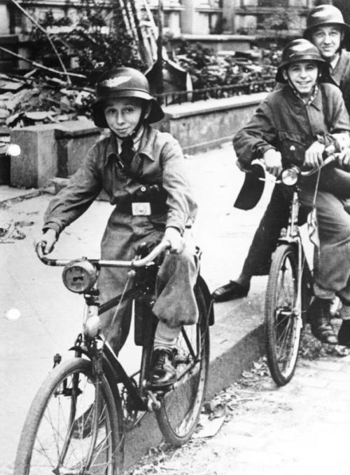 Мальчики, служащие связными местной организации в шлемах RLB. 1939 г.