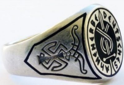 Перстни сотрудников «Ahnenerbe» выполненные из серебра. За основу дизайна щитка взята символика общества.