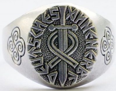Перстни сотрудников «Ahnenerbe» выполненные из серебра. За основу дизайна щитка взята символика общества. 