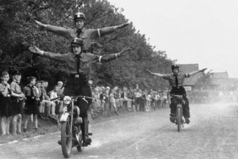 Мотоциклисты NSKK в 30-е годы.