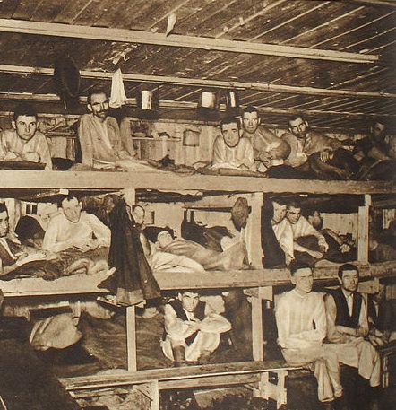 Нары в бараке в лагере для военнопленных на Сальтфьелле во время освобождения в 1945 году. 