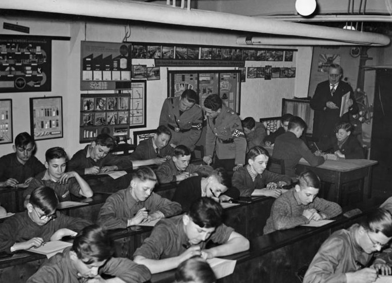 Обучение рабочих в классах DAF. 1934 г. 