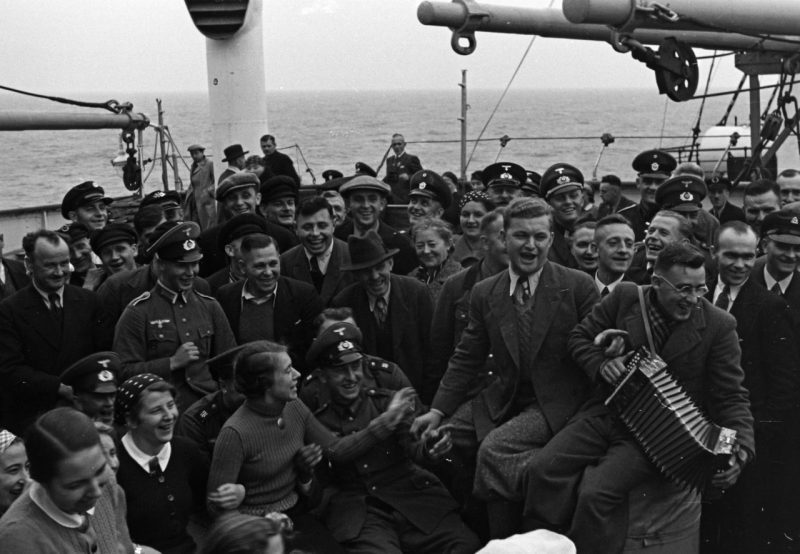 Члены DAF отдыхают на туристическом корабле. 1935 г.