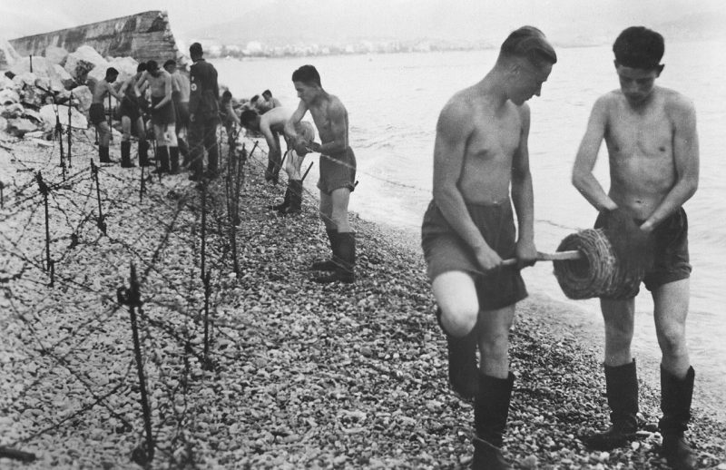 Бойцы RAD во время строительства заграждений из колючей проволоки на побережье Адриатического моря. 1943 г.