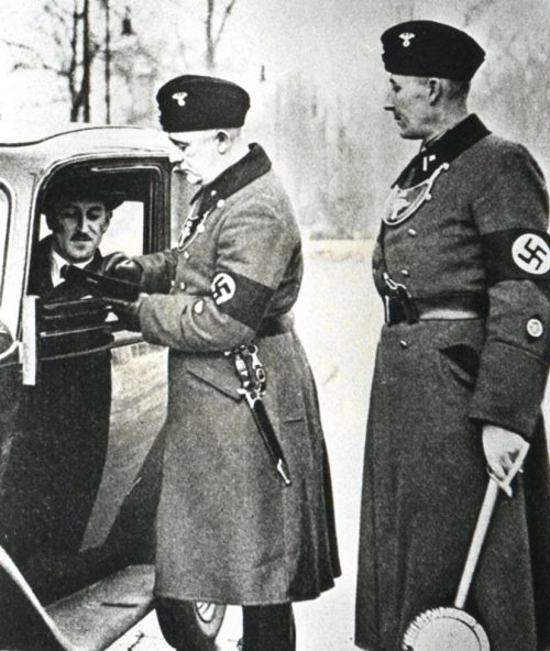 Служащие RLB во время проверки документов. 1940 г.