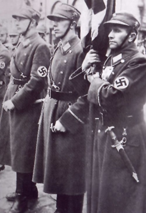 Служащие RLB со знаменем. 1940 г.