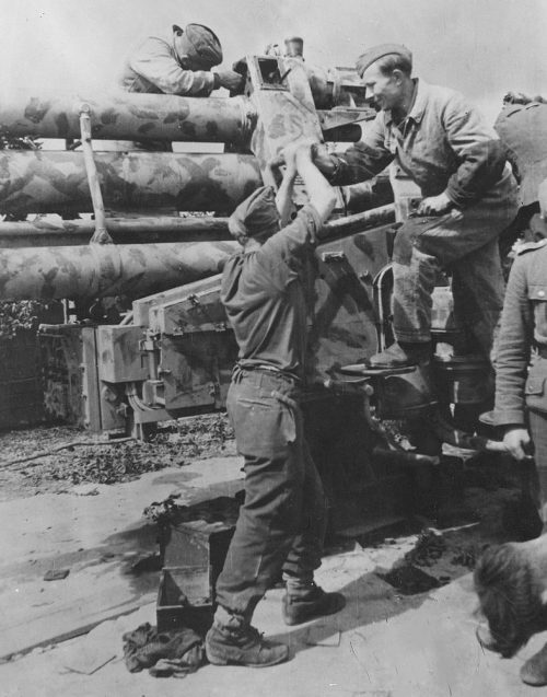 Ремонт орудия бойцами RAD. 1944 г.