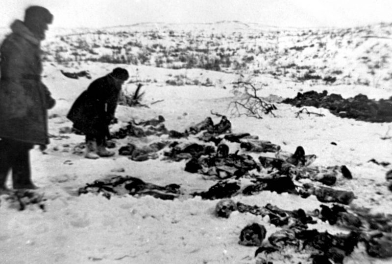 Останки советских военнопленных вблизи поселка Луостари. 1944 г.