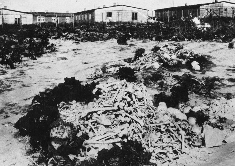 Останки советских военнопленных и бараки в концлагере в Тромсё. 1944 г.