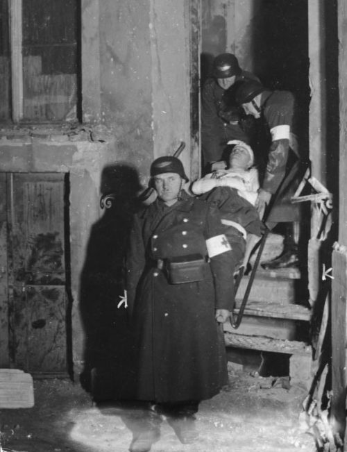 Члены RLB оказывают помощь раненному. 1941 г.