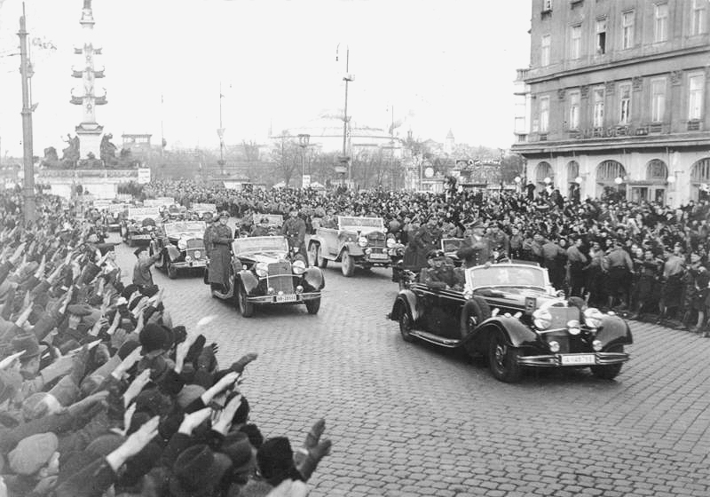Кортеж Гитлера с автомобилями сопровождения RSD и FBK. Вена, 1938 г.