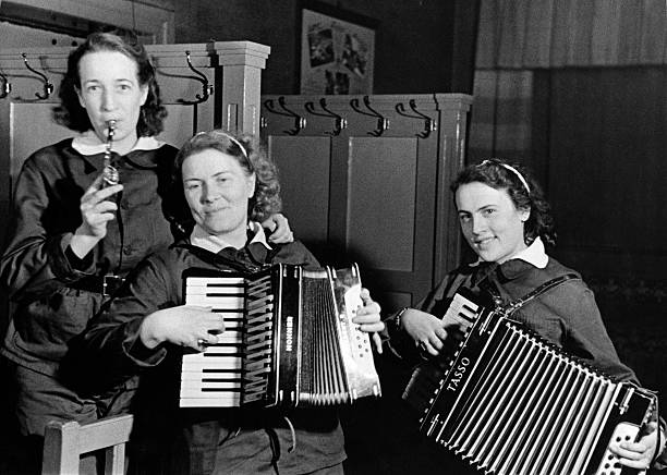 Члены RLB на музыкальной паузе во время обучения населения. 1941 г. 