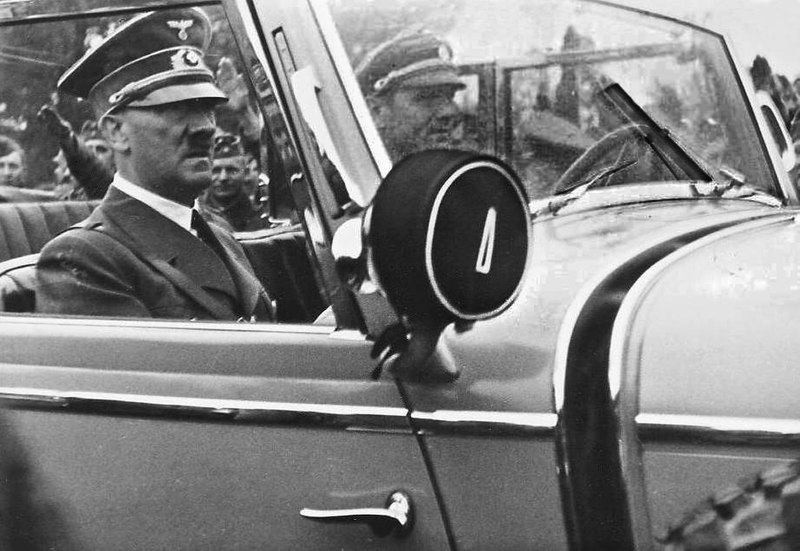 Гитлер и его водитель из FBK Эрих Кемпка в Mercedes W3. Польша, 1939 г.