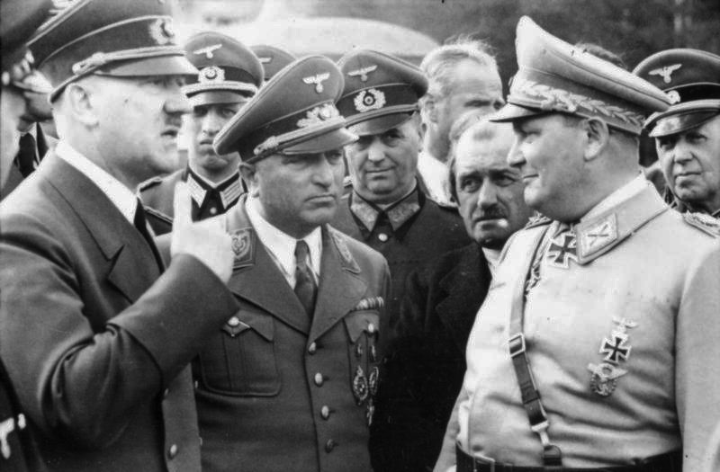 Адольф Гитлер, Роберт Лей и Герман Геринг. 1935 г. 