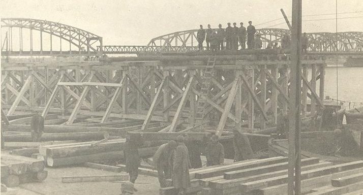 Польские строители в составе ОТ при строительстве моста через Даугаву. Рига 1941 г.