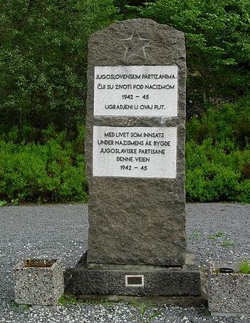 Памятник военнопленным, построившим «Кровавую дорогу» рядом с сегодняшней европейской трассой E6.