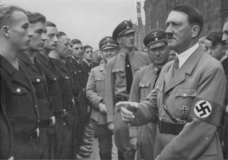 Адольф Гитлер и Роберт Лей осматривают подразделение рабочих DAF. 1935 г.