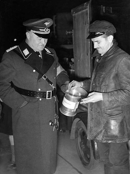 Члены RLB занимаются сбором средств для немецкого фонда зимней помощи. 1942 г. 