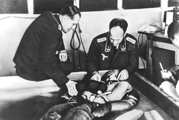 Зигмунд Рашер (справа) во время проведения эксперимента над человеком.