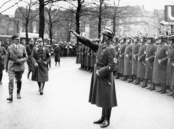 Гитлер и шеф NSKK Адольф Хюнлейн на открытии большого автомобильного салона мира в 1935 году в Берлине. 