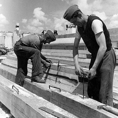 Рабочие ОТ готовят конструкции для строительства моста на Восточном фронте. 1941 г.